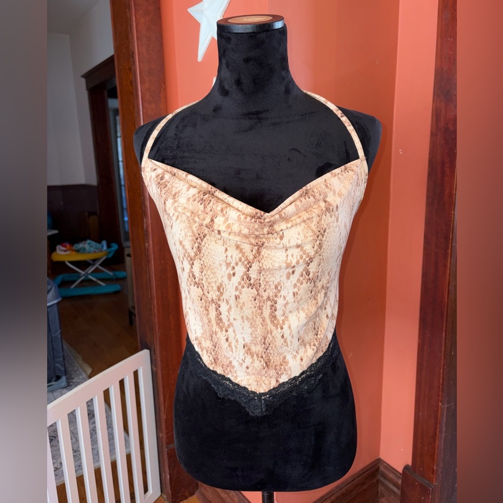 5/$25❌ FINAL CALL❌ NWOT-Forever 21 Snakeskin Print Lace Trim crop Top